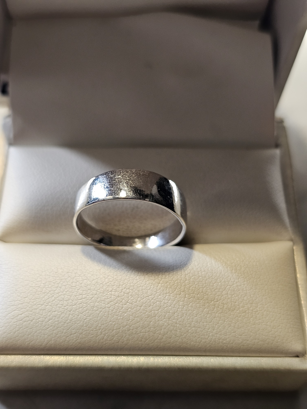 Classic Silver Men's Band Ring - Polished Finish Size 8